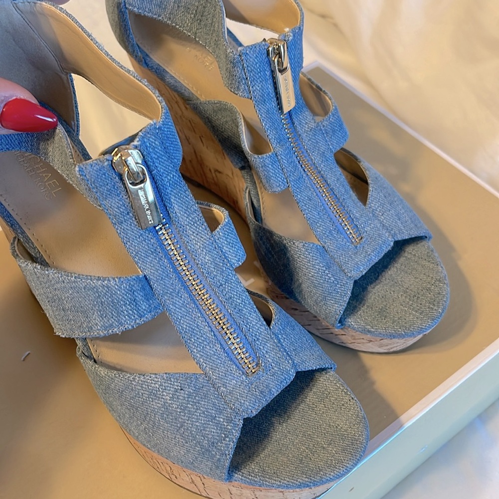 MICHAEL Michael Kors Blue Heels with Chunky Heel and Open-Toe Design